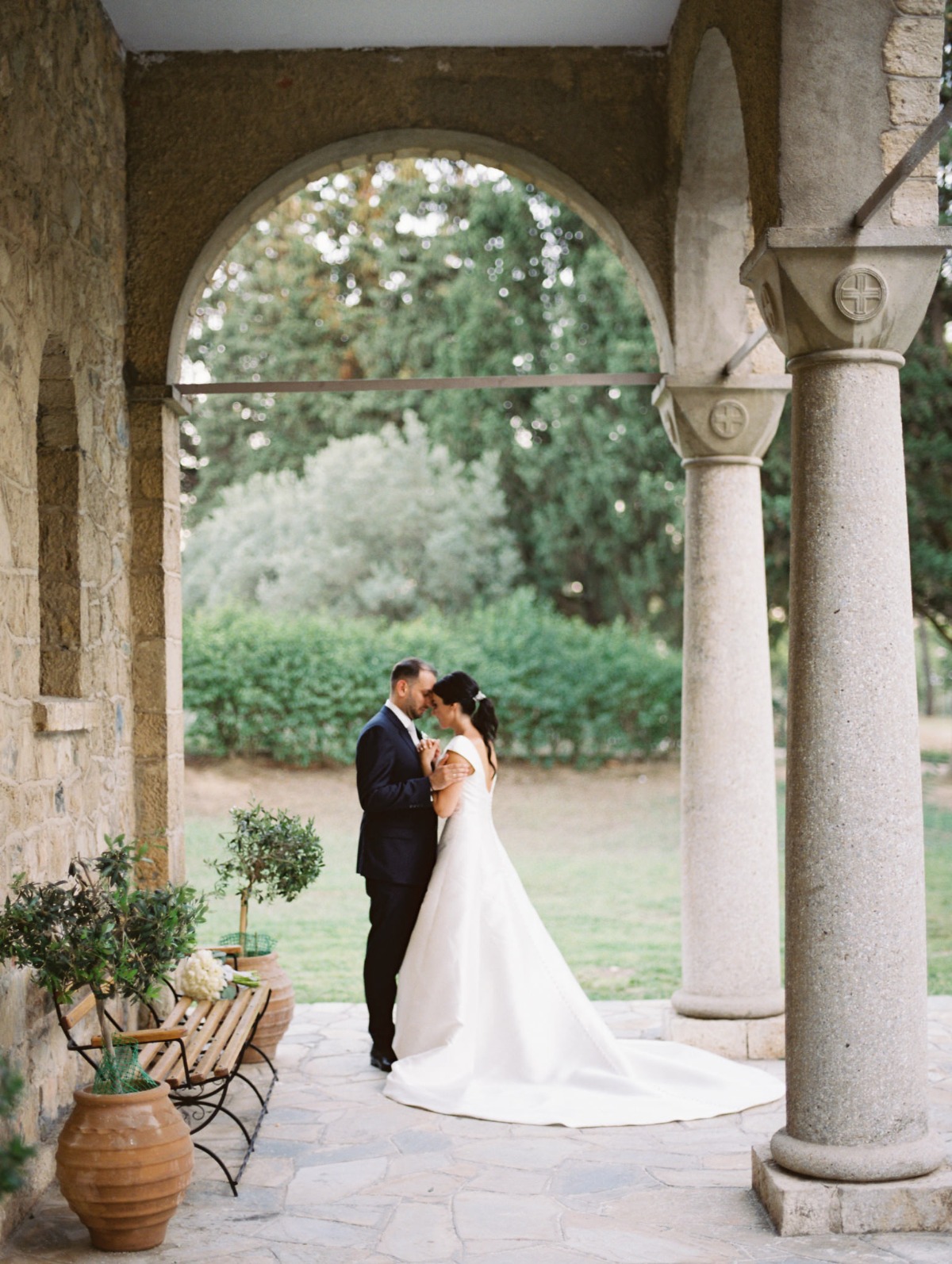 white-elegant-classy-romantic-wedding-th