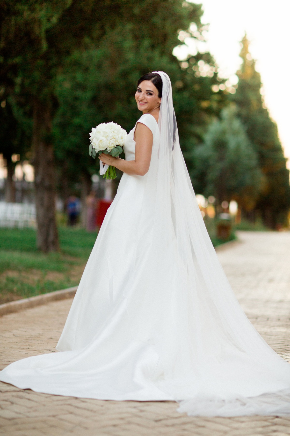 white-elegant-classy-romantic-wedding-th