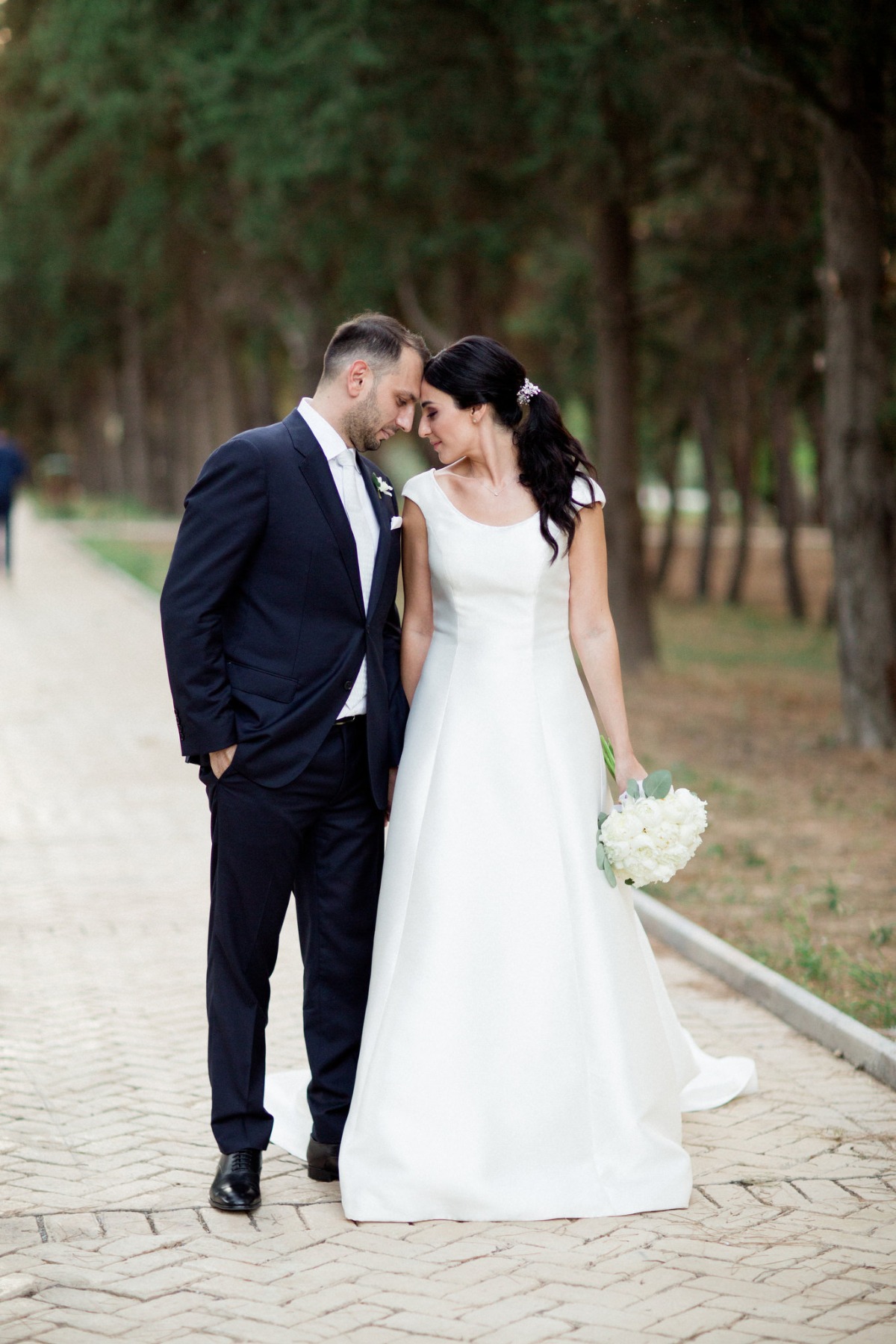 white-elegant-classy-romantic-wedding-th