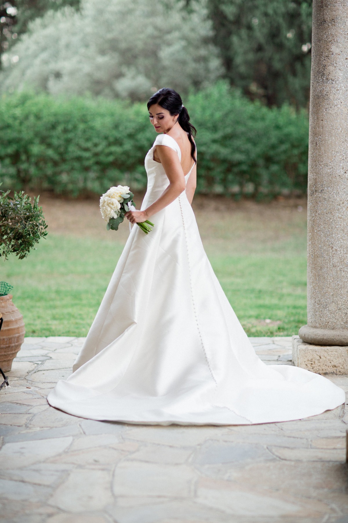 white-elegant-classy-romantic-wedding-th