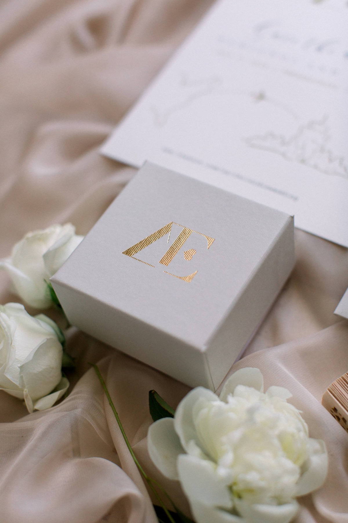 white-elegant-classy-romantic-wedding-th