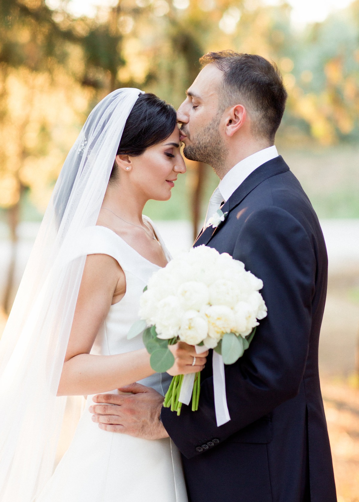 white-elegant-classy-romantic-wedding-th