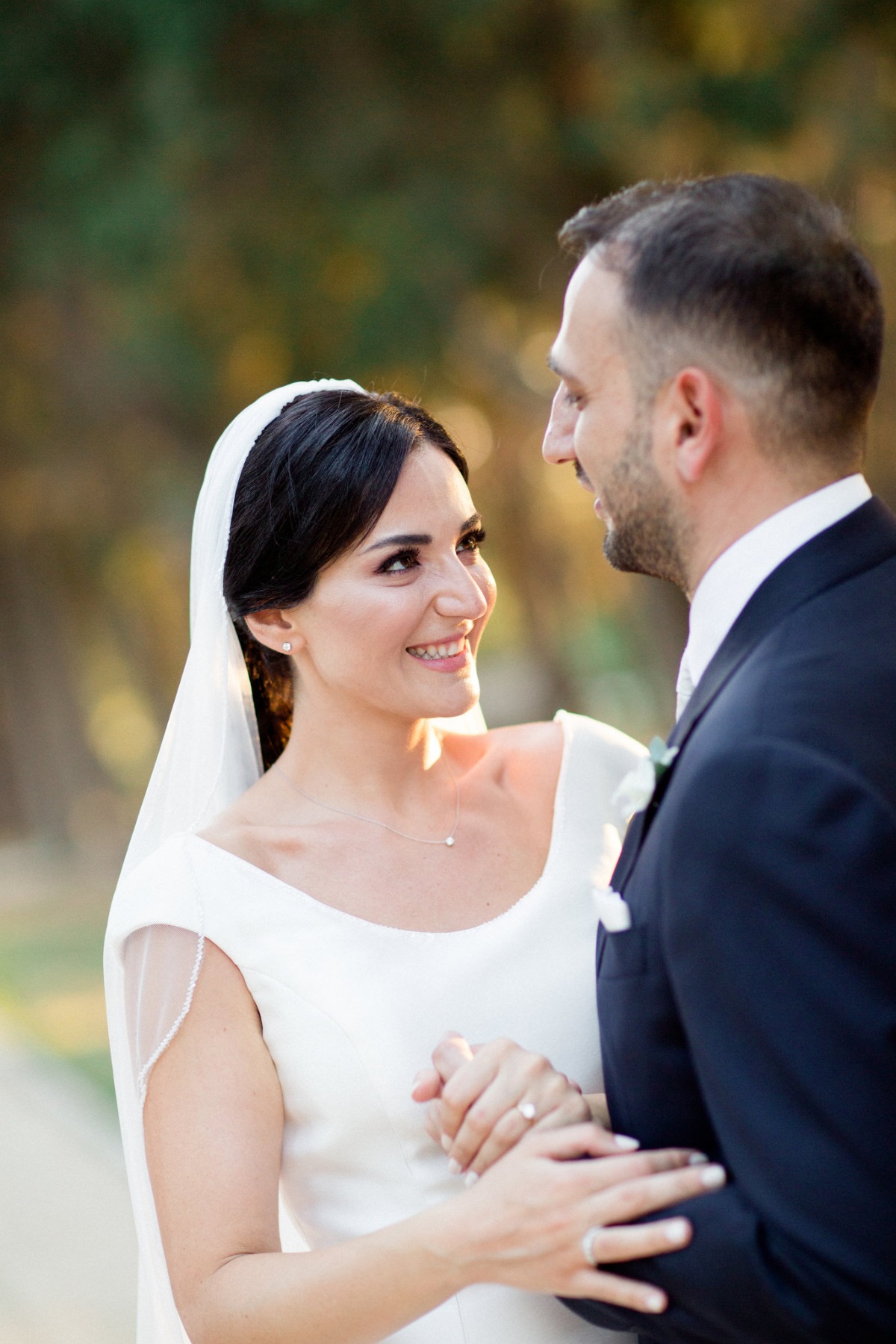 white-elegant-classy-romantic-wedding-th