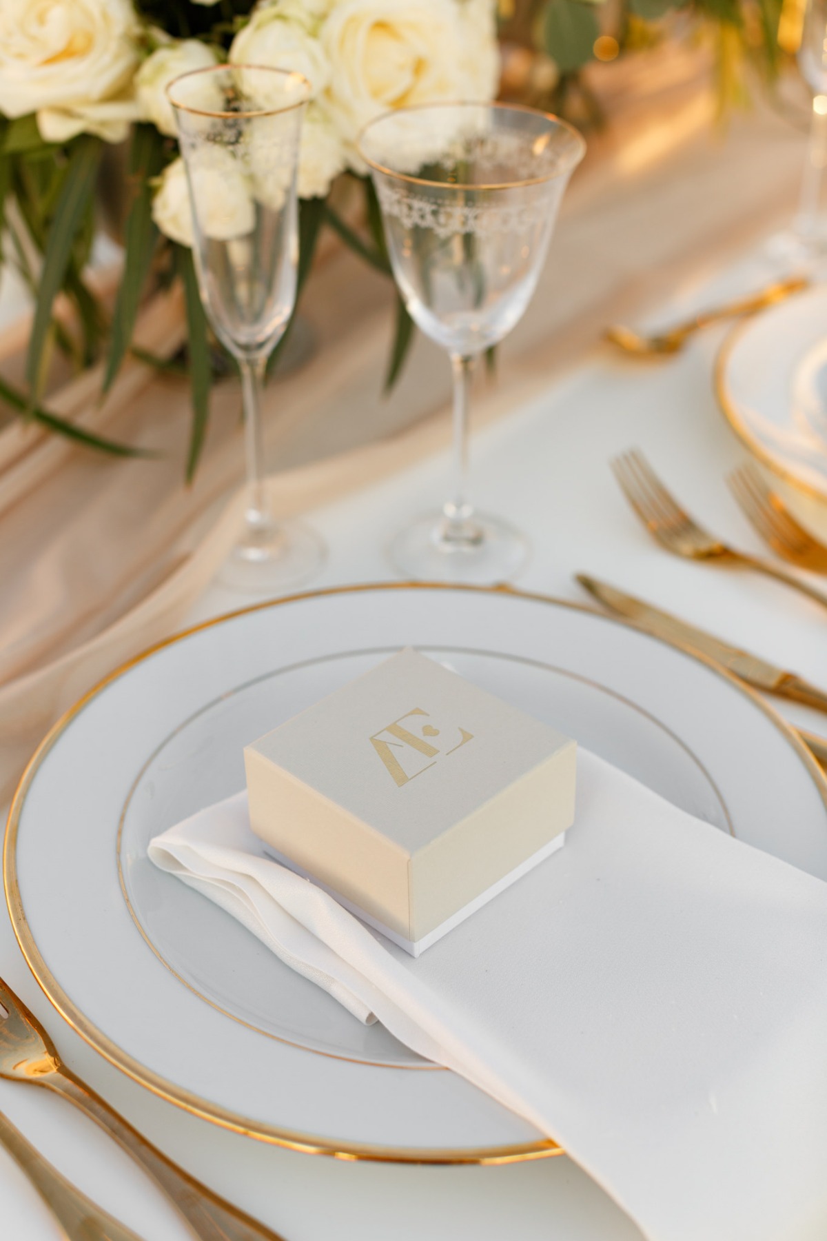 white-elegant-classy-romantic-wedding-th