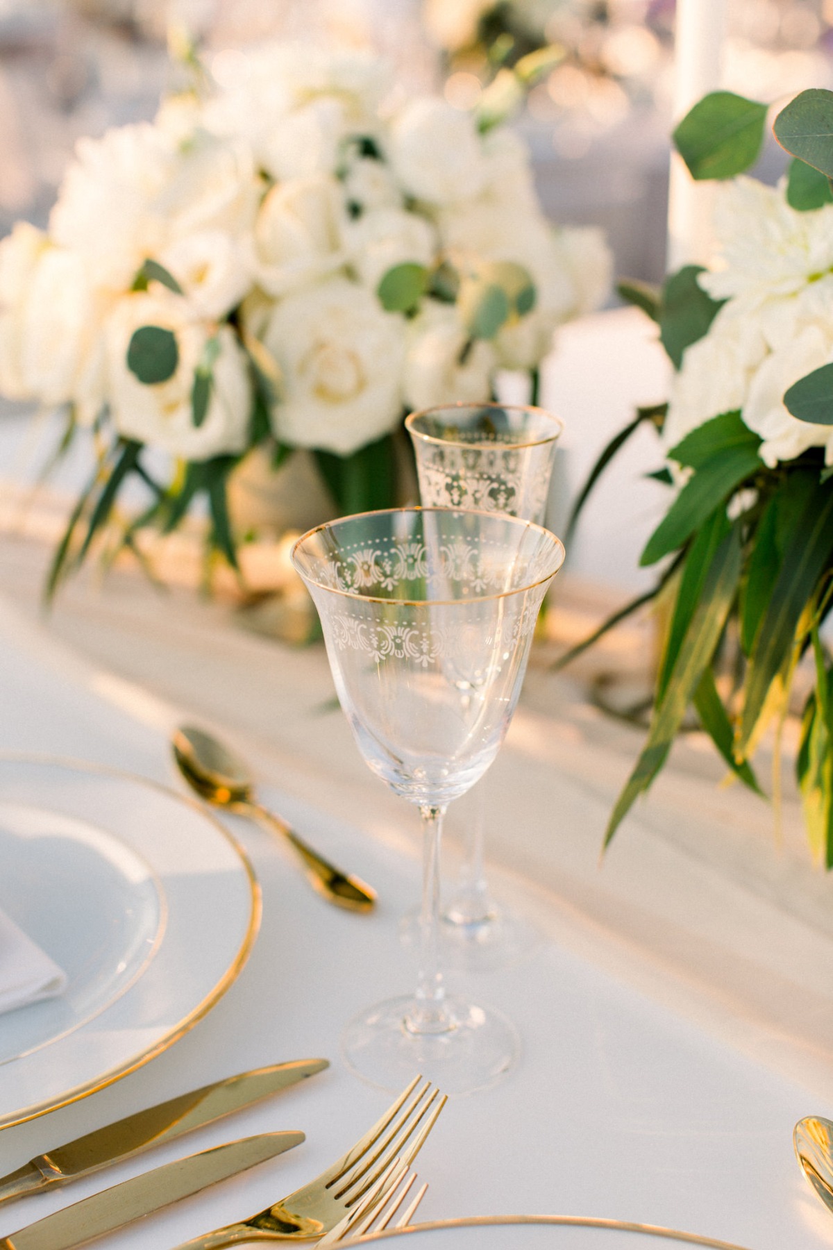 white-elegant-classy-romantic-wedding-th