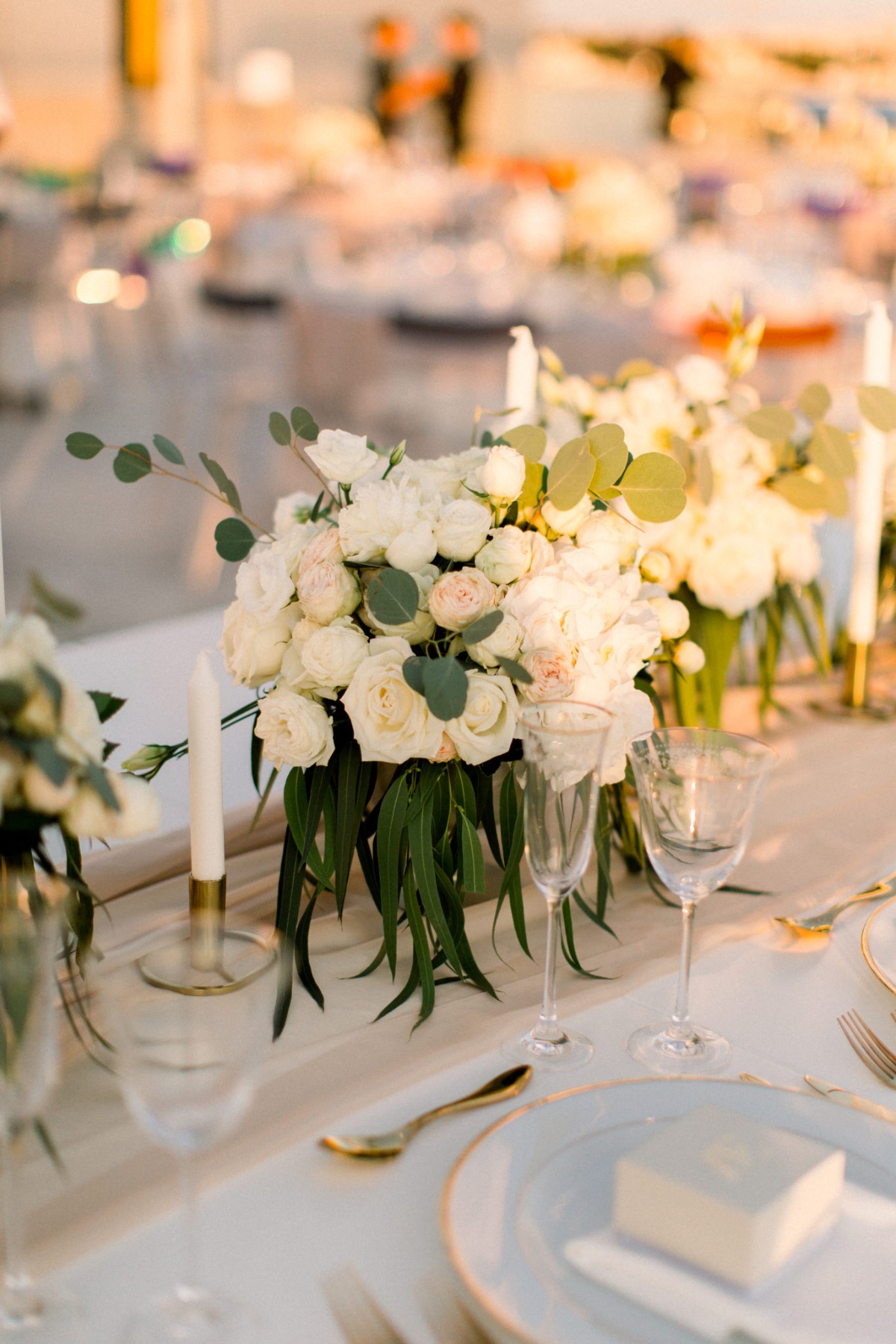 white-elegant-classy-romantic-wedding-th