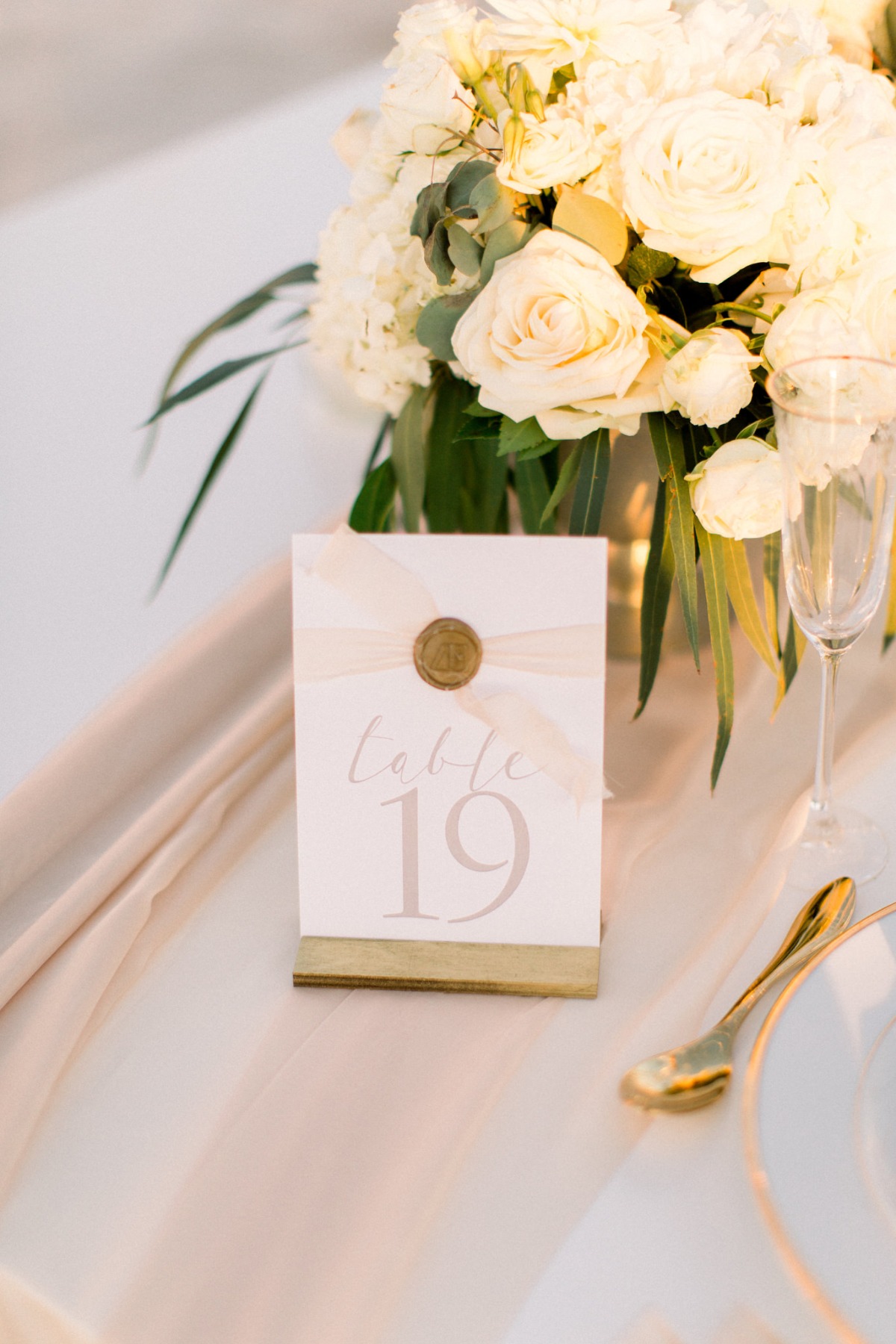 white-elegant-classy-romantic-wedding-th