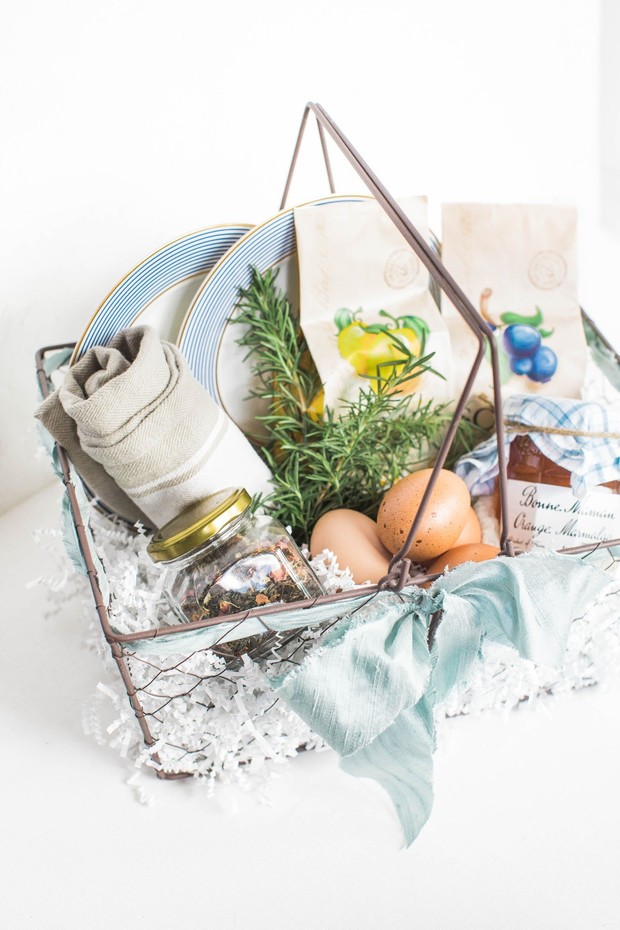 Breakfast themed hamper with plates and eggs inside
