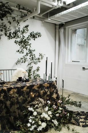 Elegant wedding table with floral details and dark candles