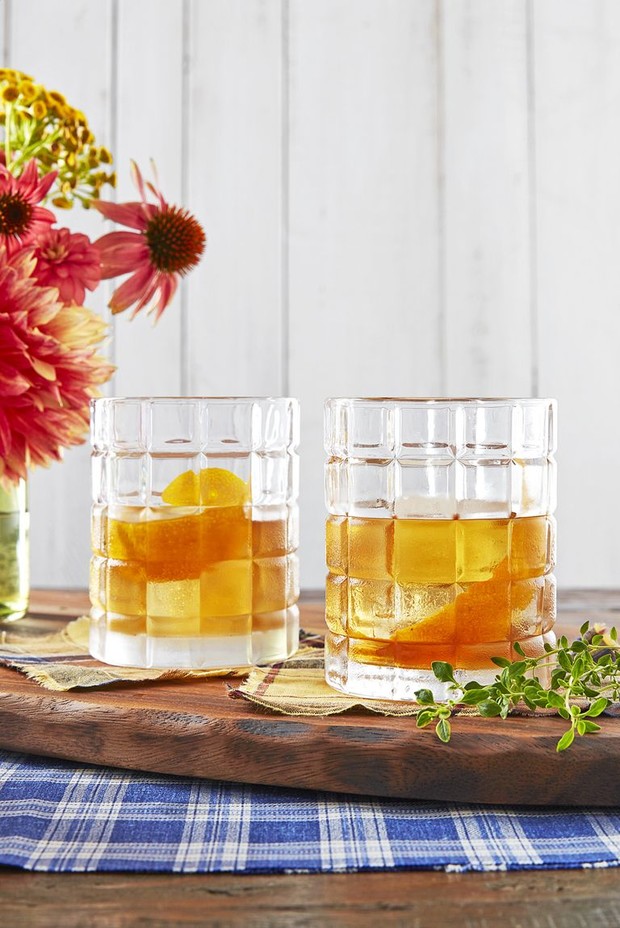 orange-thyme-old-fashioned-cocktail-recipe-1540581