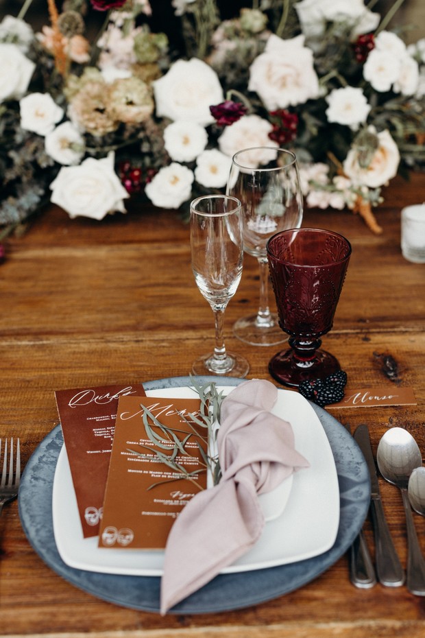 Elegant wedding table setting with flowers and glassware