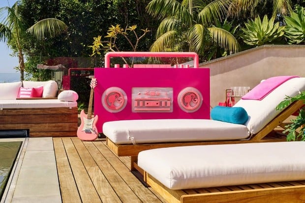 Barbie Dreamhouse pool lounge
