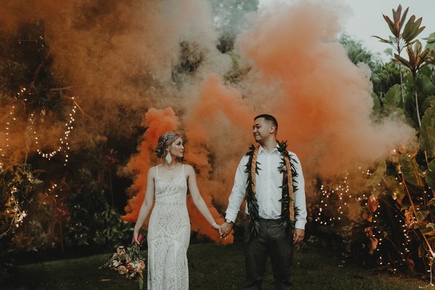 smoke bomb wedding photo sesh