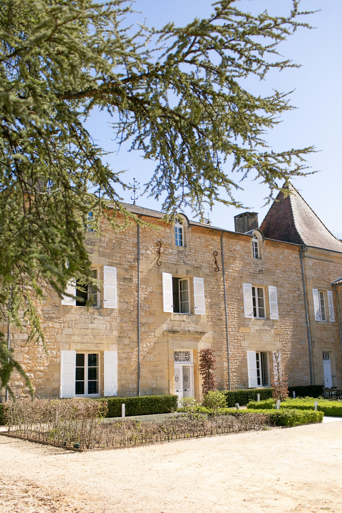 chateau-de-redon-ethereal-spring-wedding