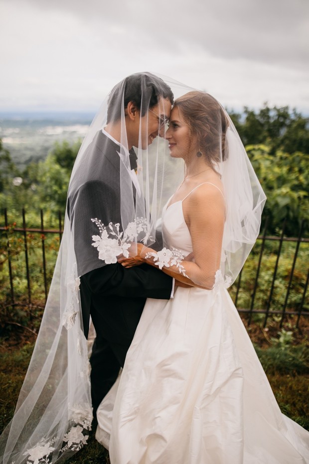 Cute wedding veil photo idea