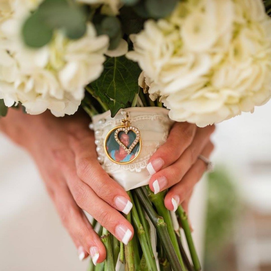 Wrapping a wedding bouquet with a photo of your lost loved one