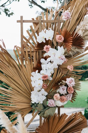dried palm and fresh rose floral decor