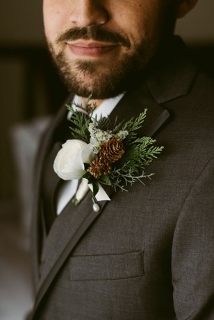 groom with winter inspired wedding boutonnier