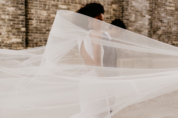 romantic veil wedding photo idea
