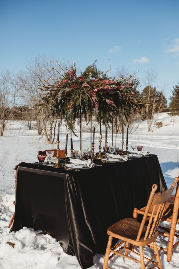 winter wedding table decor in black and gold