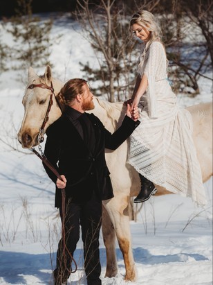 wedding couple in the winter
