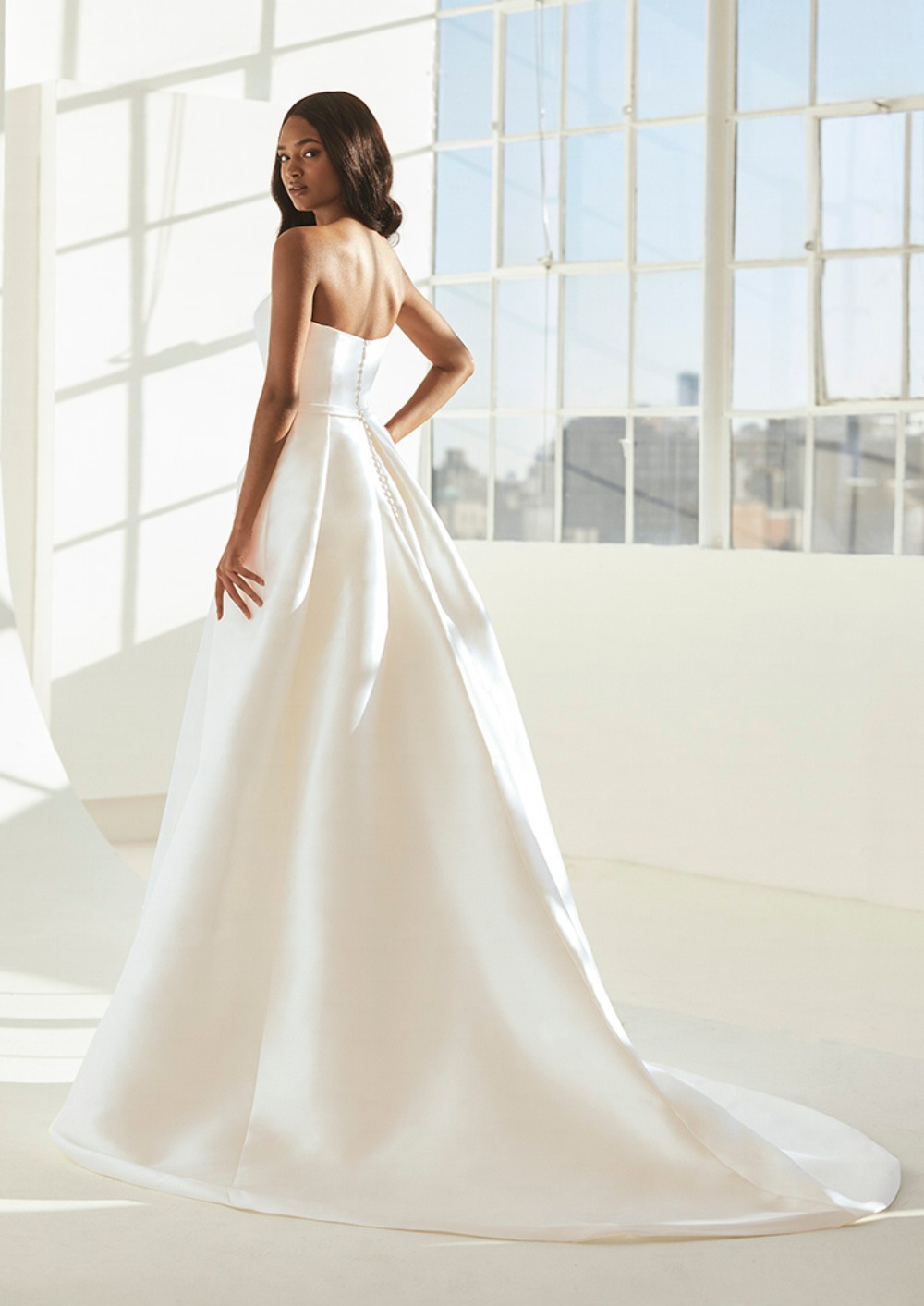 ASHLEY GRAHAM x PRONOVIAS_CURTIS 3