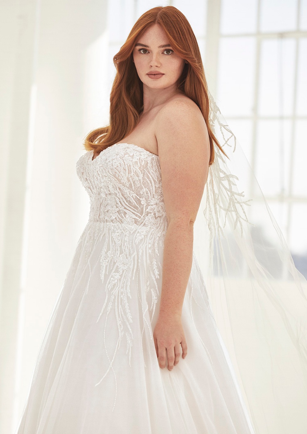 ASHLEY GRAHAM x PRONOVIAS_PARRISH-PLUS 3