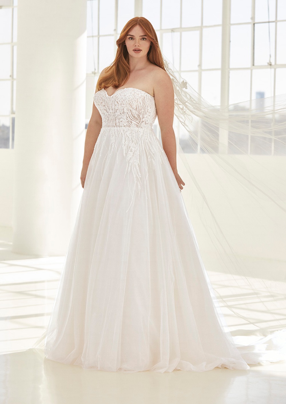 ASHLEY GRAHAM x PRONOVIAS_PARRISH-PLUS