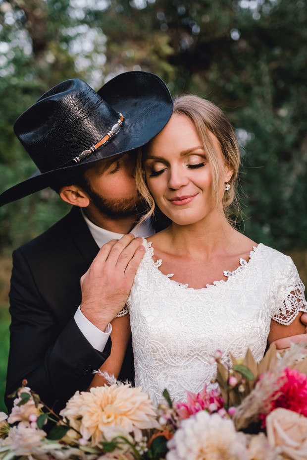 A Fall Country Wedding That Isn't Harvest Themed
