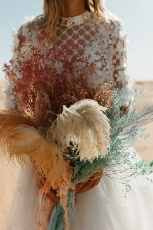 wedding flowers with ostrich feathers