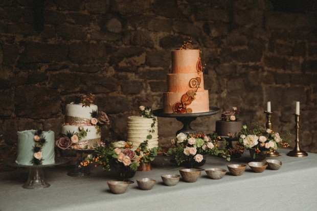 wedding cakes decorate with live flowers