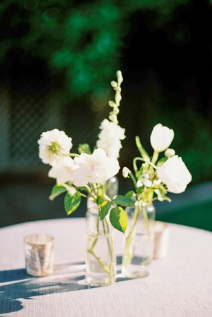 white floral bud vase cocktail table decor