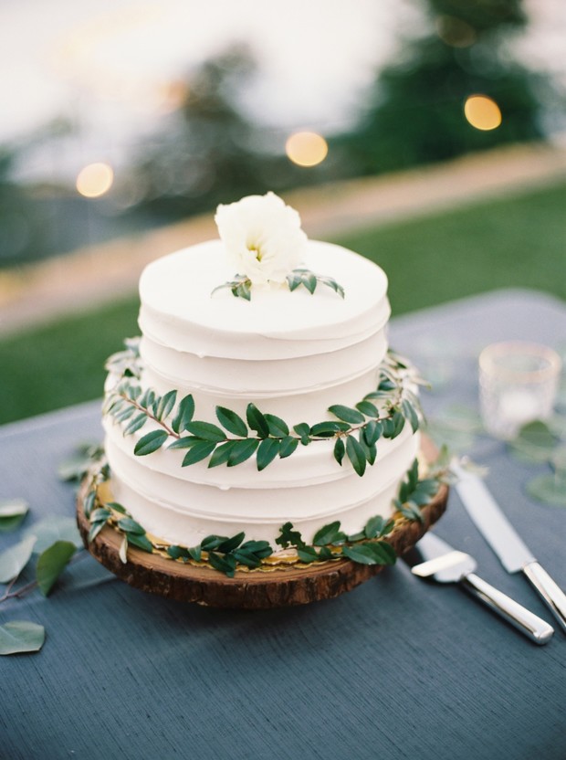 vine decorated wedding cake