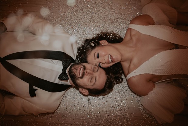 wedding photo with confetti