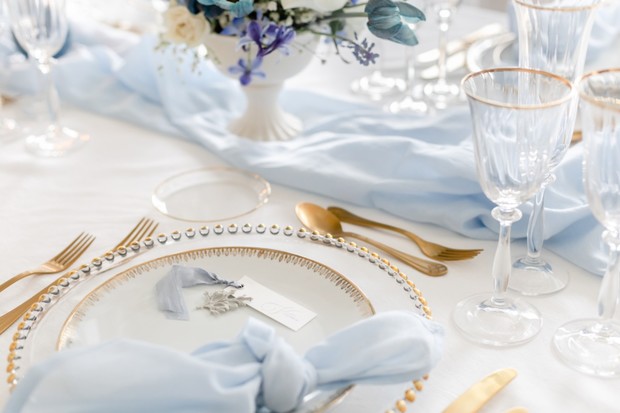 gold blue and white wedding table decor
