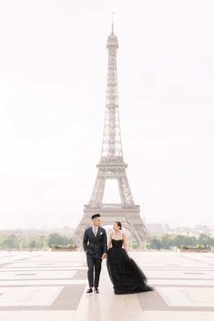 fashionable engagement shoot in Paris