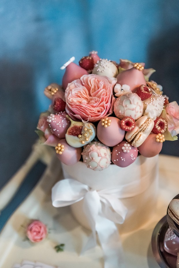 chocolate-coated strawberry bouquet wedding cake from PolaBerry