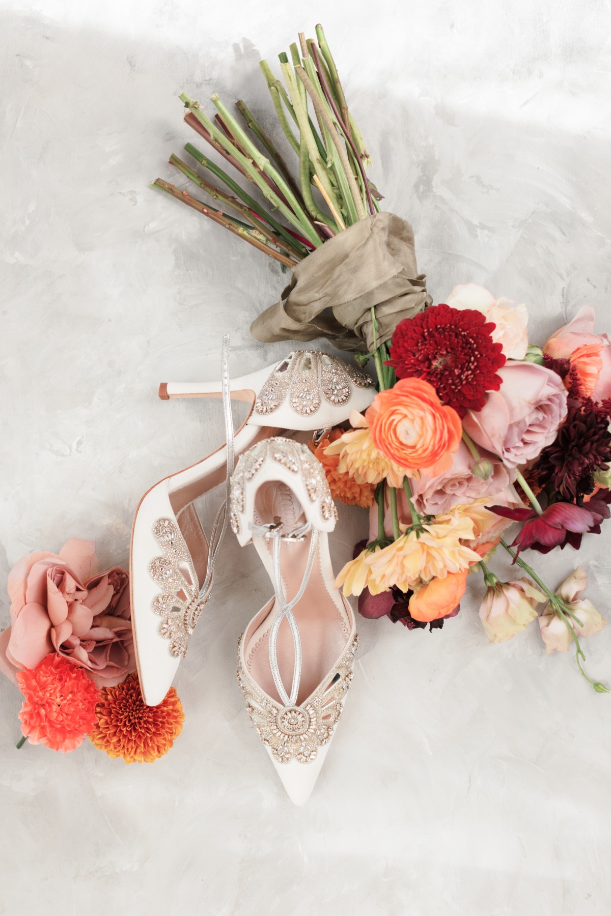 Bridal shoes and autumnal bouquet: wedding details