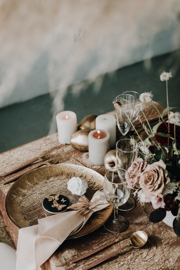 gold and neutral wedding table decor
