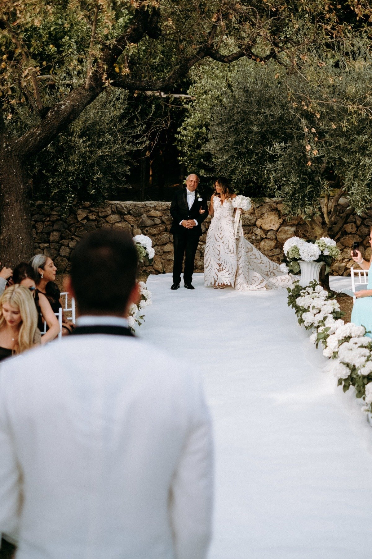 bride walking down the aisle in Oscar de la Renta wedding dress