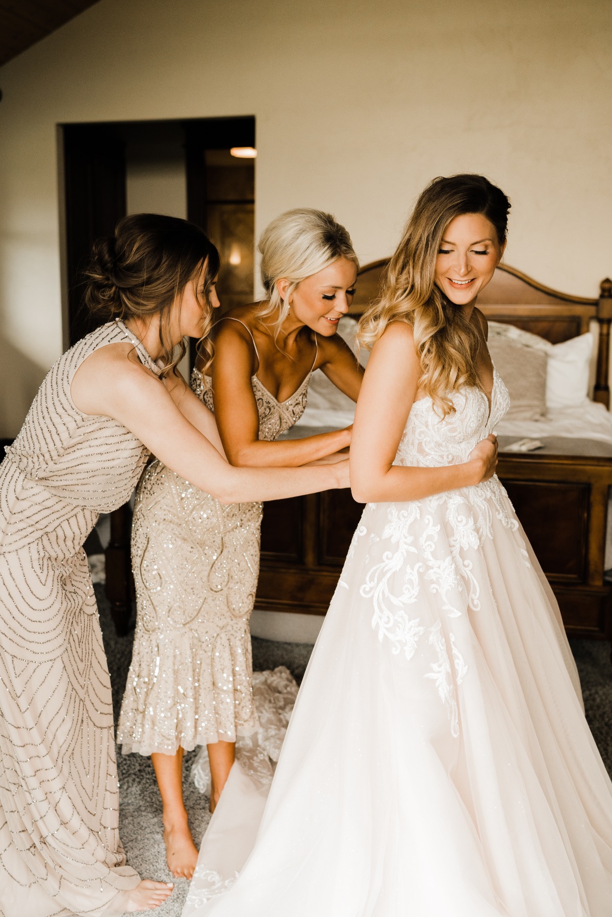 getting ready pose ideas with bridal party
