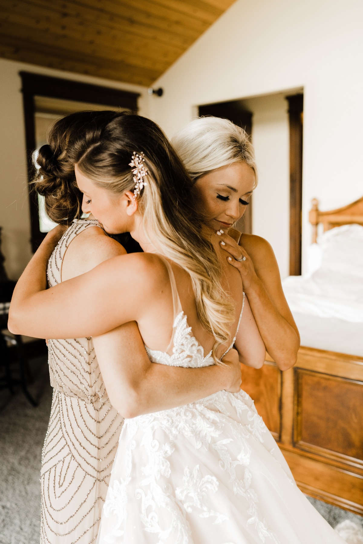 getting ready pose ideas with bridal party