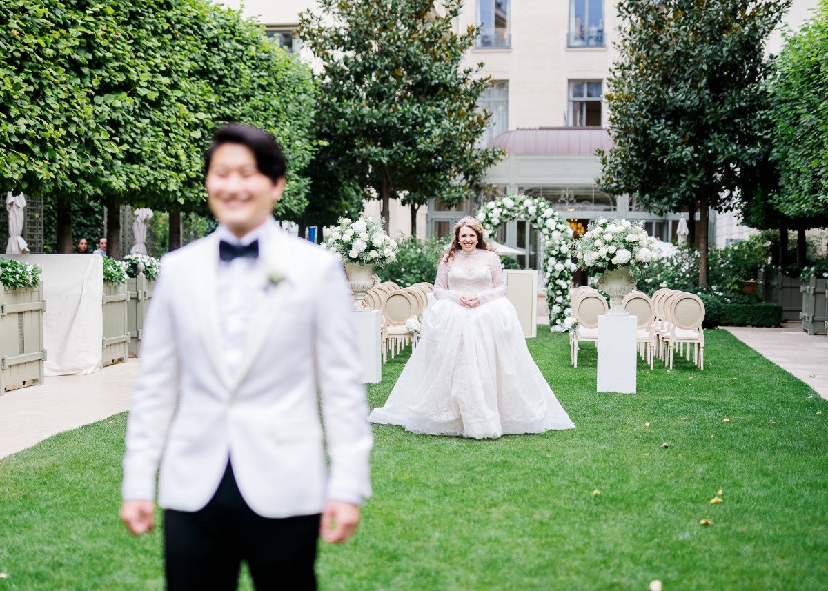first look between bride and groom at HÃ´tel Ritz Paris