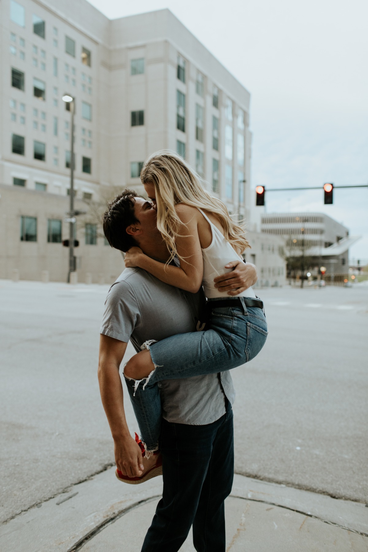 downtownomahanebraskaengagementphotograp
