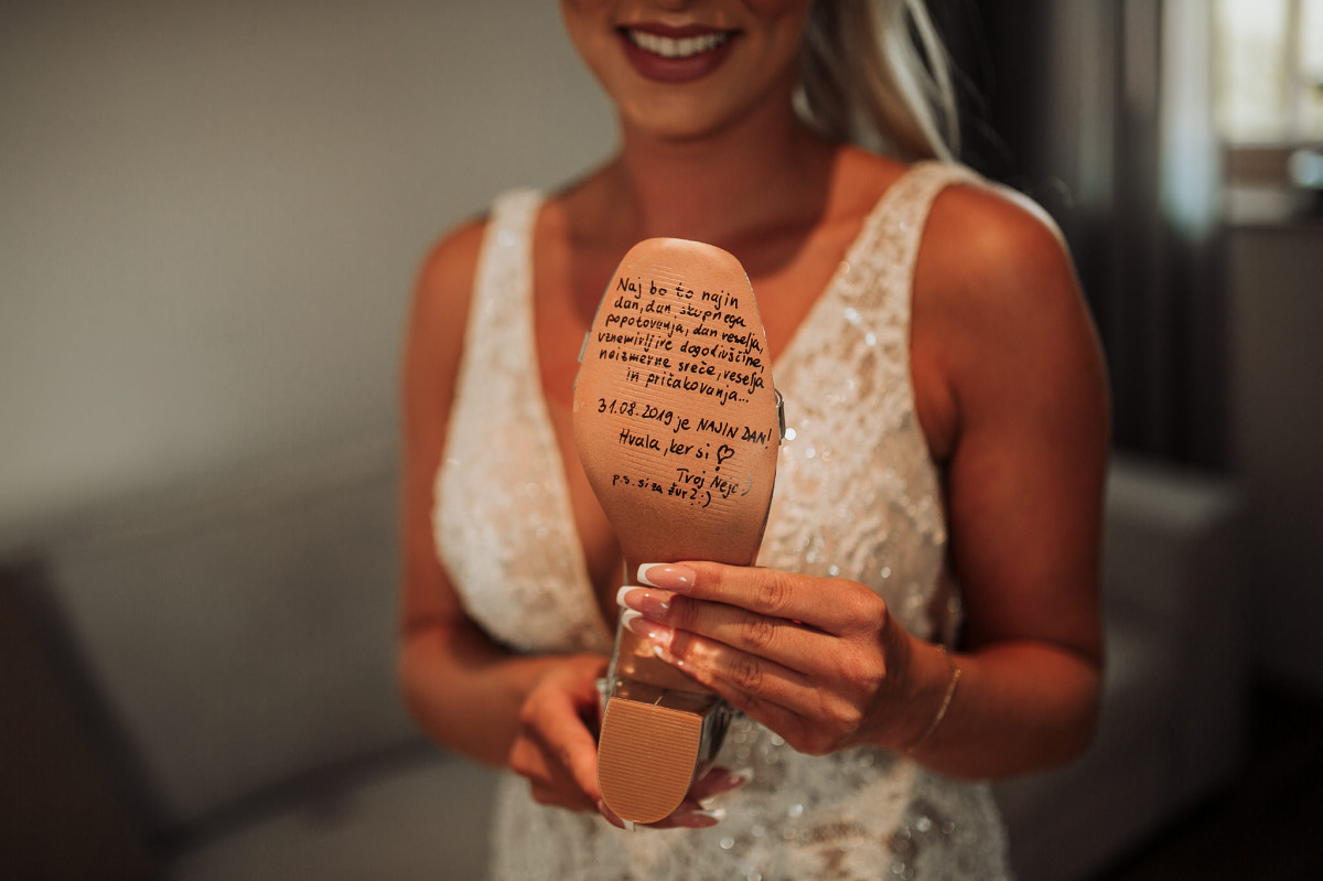 groom wrote on bride's shoe