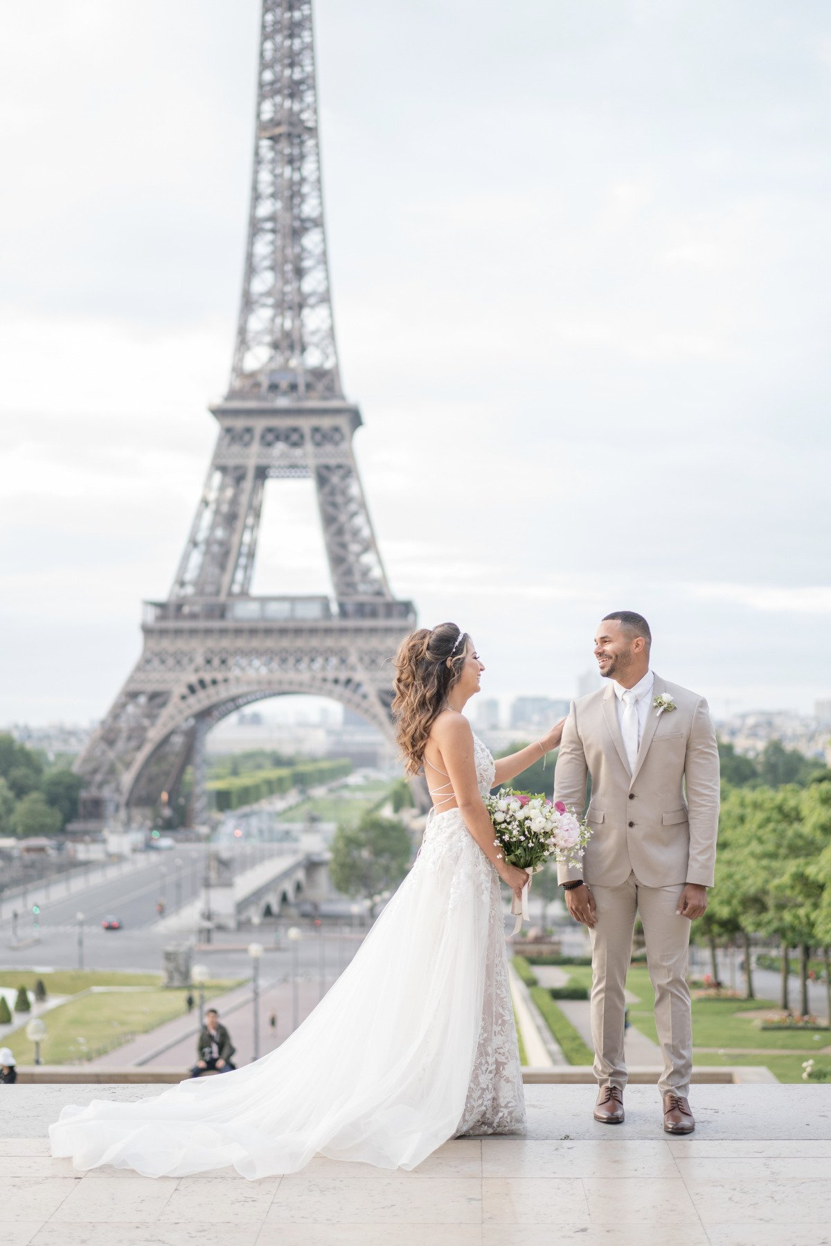 sunrise elopement in front of the the Eiffel Tower