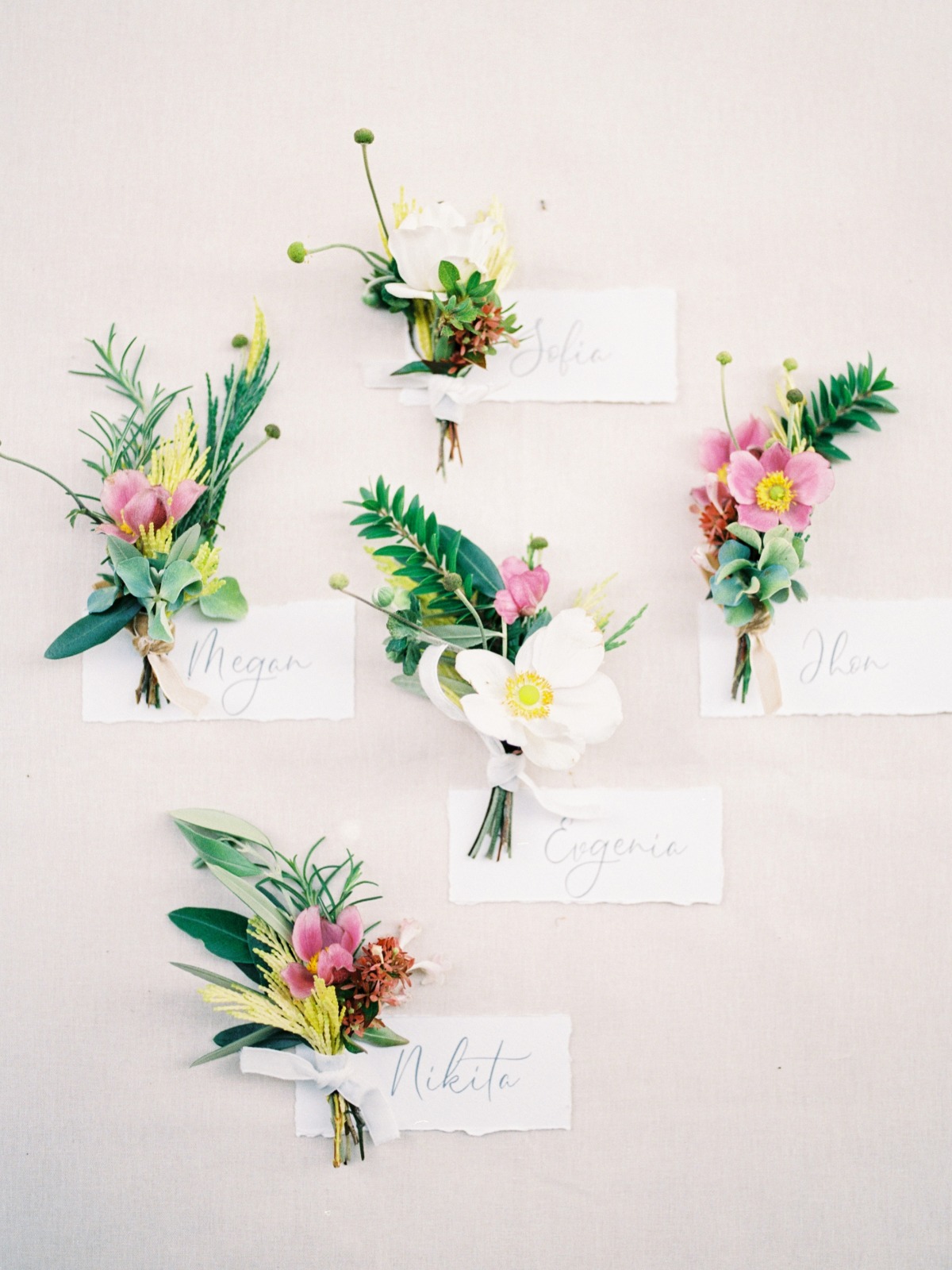 mini bouquets used for escort cards