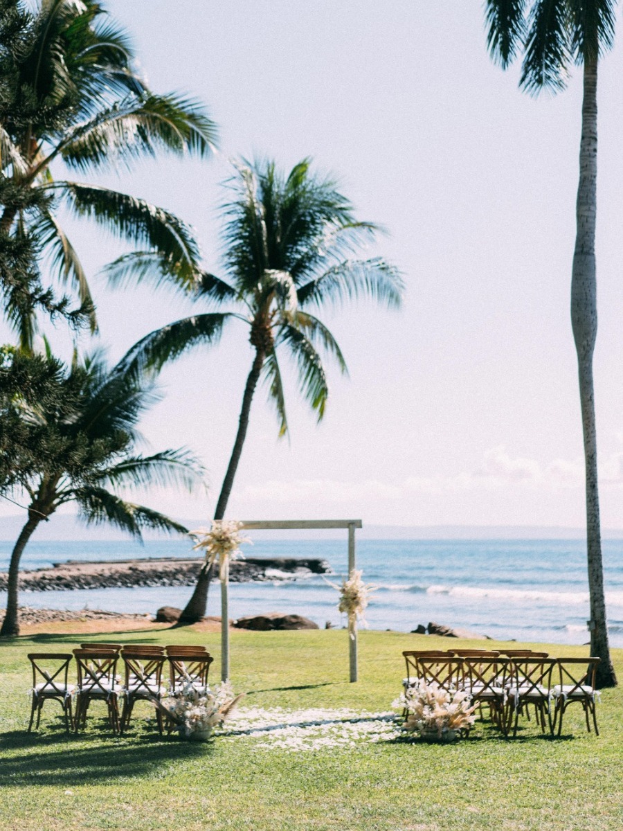 A Classically Elegant Wedding at a Beachfront Lahaina Venue