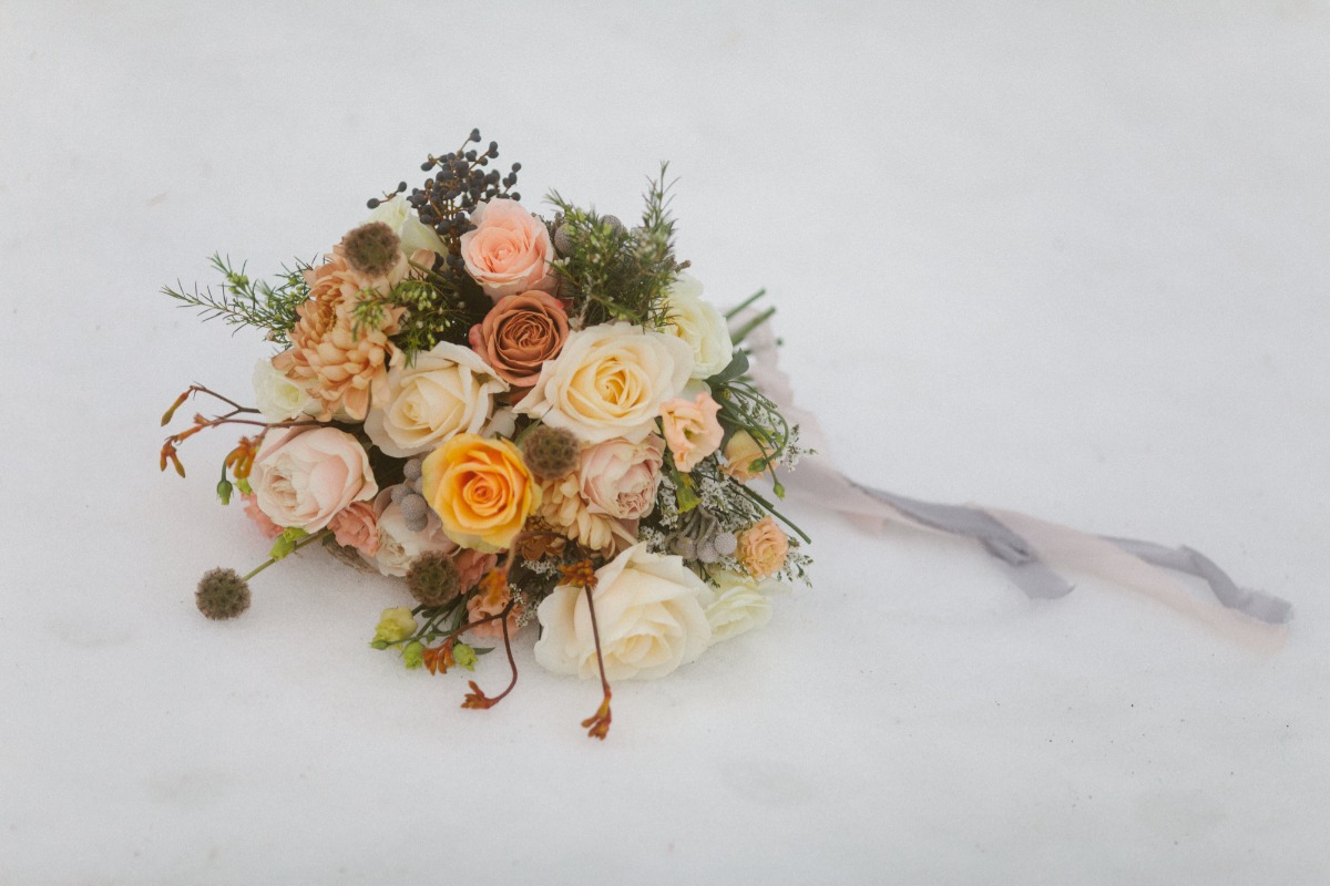 styling the wedding bouquet in the snow