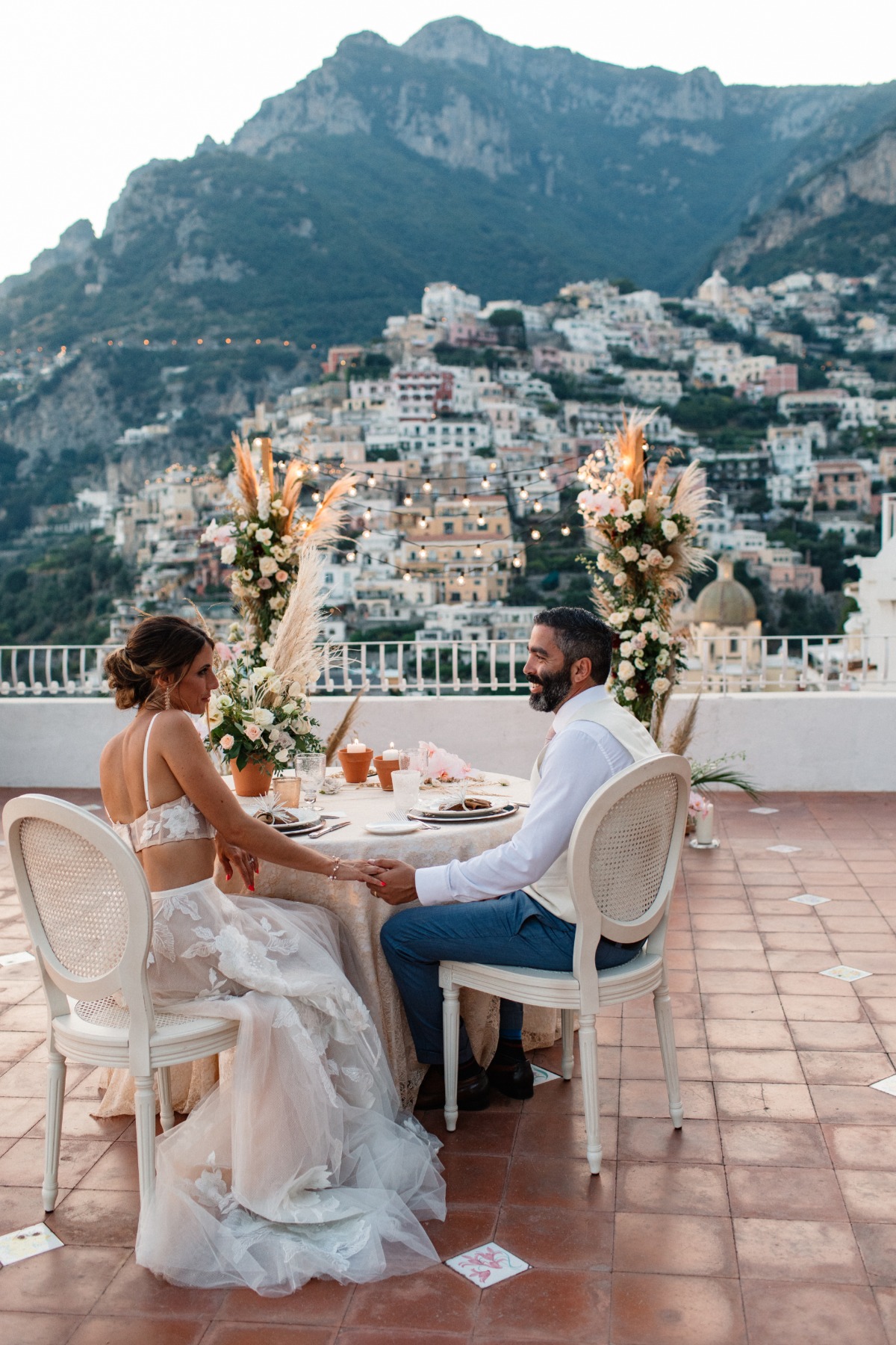 Romantic couple celebrates wedding anniversary in Italy